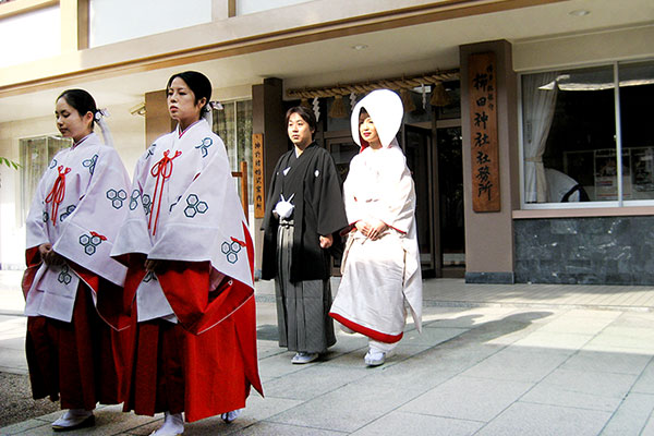 櫛田神社本殿へ結婚式のために参進