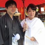 住吉神社での結婚式　傘を持って
